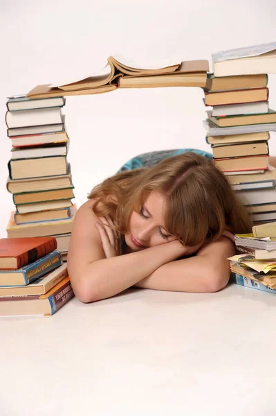 Schöne Blonde Studentin Atelier Unter Den Vielen Büchern — Stockfoto
