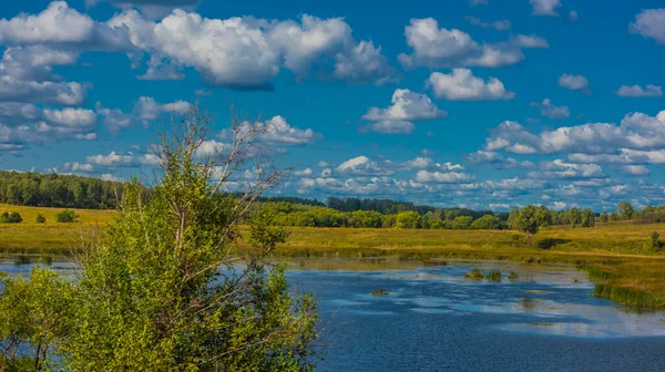 Nubes Sobre Lago Campo Otoño Paisaje —  Fotos de Stock