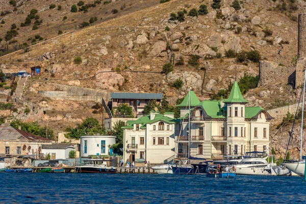 Balaklava Sebastopoli Crimea 2020 Vecchi Moderni Edifici Sull Argine Della — Foto Stock