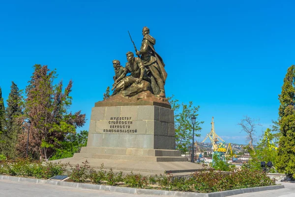 Krím Szevasztopol 2021 Bátorság Kitartás Hűség Emlékműve Komszomolhoz Szevasztopol — Stock Fotó