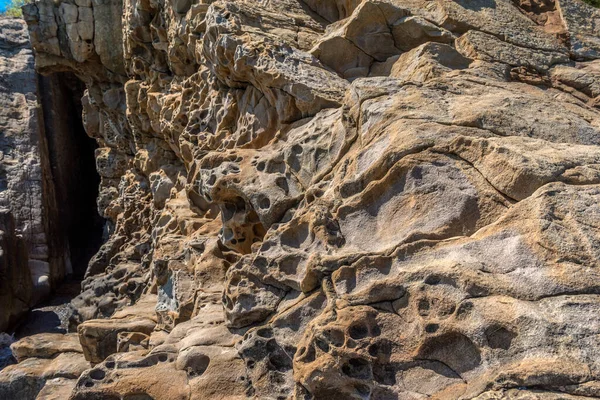 マローレンスコエの村にあるチーズ岩は アルシュタ地方で最も有名な観光スポットの1つです — ストック写真