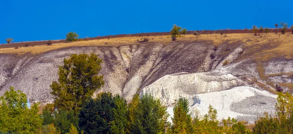 Vista Cantera Tiza Con Hierba Amarillenta Otoño Alrededor — Foto de Stock