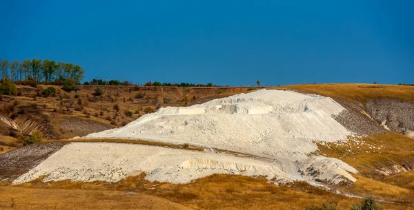 Etrafında Sarı Sonbahar Otları Olan Tebeşir Ocağı Manzarası — Stok fotoğraf