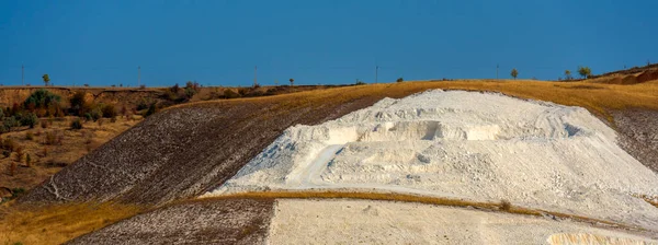 Uitzicht Krijtsteengroeve Met Daaromheen Vergeeld Herfstgras — Stockfoto