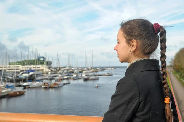 Естонія Таллінн 2016 Дитячий Турист Тлі Яхт Клубу Таллінні Восени — стокове фото