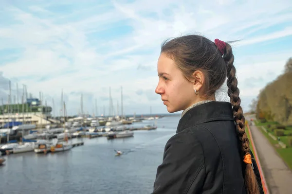 Естонія Таллінн 2016 Дитячий Турист Тлі Яхт Клубу Таллінні Восени — стокове фото