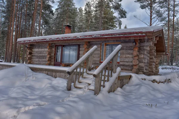 Cabana Madeira Uma Casa Madeira Uma Floresta Pinheiros Paisagem Inverno — Fotografia de Stock