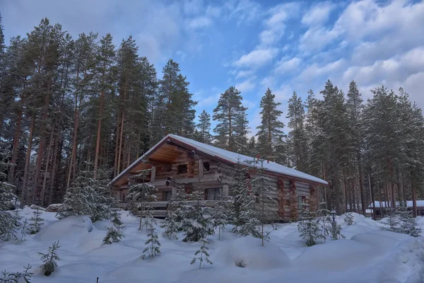 Holzhütte Aus Einem Blockhaus Einem Kiefernwald Winterlandschaft — Stockfoto