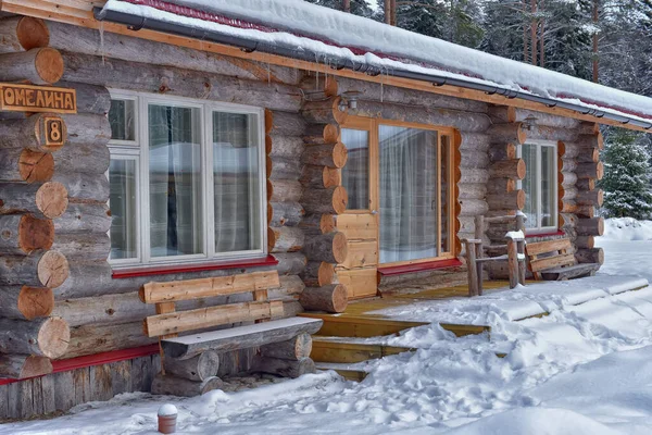 Holzhütte Aus Einem Blockhaus Einem Kiefernwald Winterlandschaft — Stockfoto