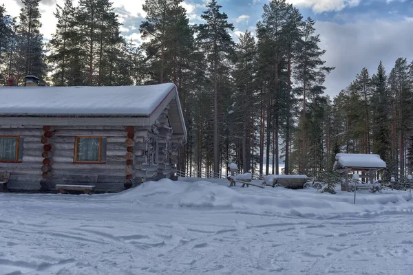 Holzhütte Aus Einem Blockhaus Einem Kiefernwald Winterlandschaft — Stockfoto