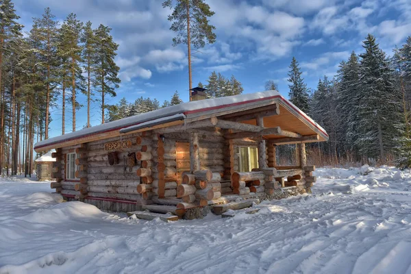 Holzhütte Aus Einem Blockhaus Einem Kiefernwald Winterlandschaft — Stockfoto