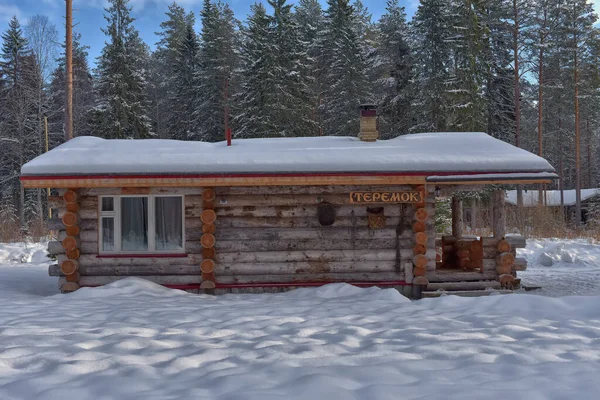 Holzhütte Aus Einem Blockhaus Einem Kiefernwald Winterlandschaft — Stockfoto