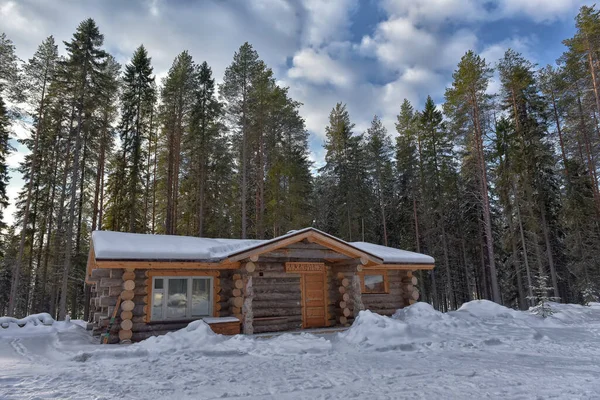 Wooden Cabin Log House Pine Forest Winter Landscape — Foto de Stock