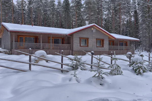 Cabana Madeira Uma Casa Madeira Uma Floresta Pinheiros Paisagem Inverno — Fotografia de Stock