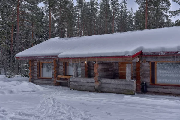 Holzhütte Aus Einem Blockhaus Einem Kiefernwald Winterlandschaft — Stockfoto