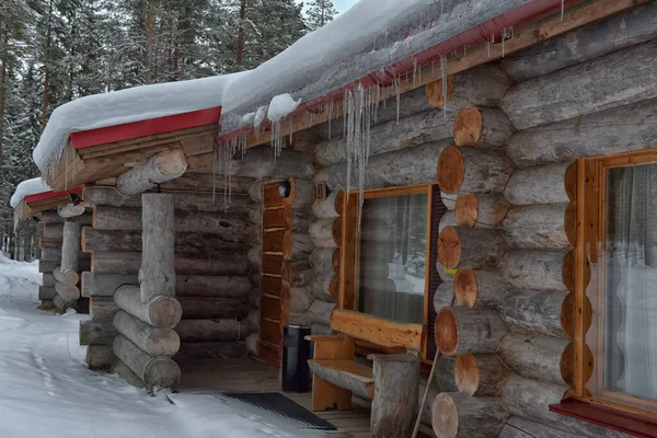 Holzhütte Aus Einem Blockhaus Einem Kiefernwald Winterlandschaft — Stockfoto