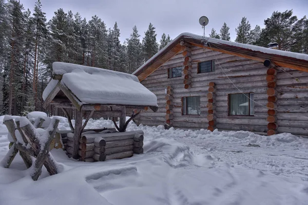 Holzhütte Aus Einem Blockhaus Einem Kiefernwald Winterlandschaft — Stockfoto