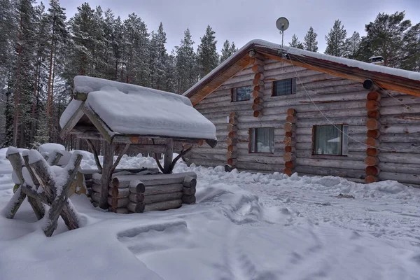 Holzhütte Aus Einem Blockhaus Einem Kiefernwald Winterlandschaft — Stockfoto