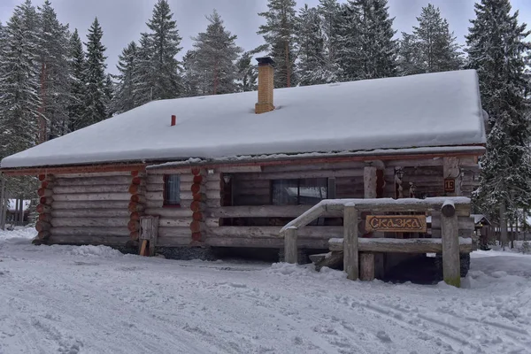 Holzhütte Aus Einem Blockhaus Einem Kiefernwald Winterlandschaft — Stockfoto