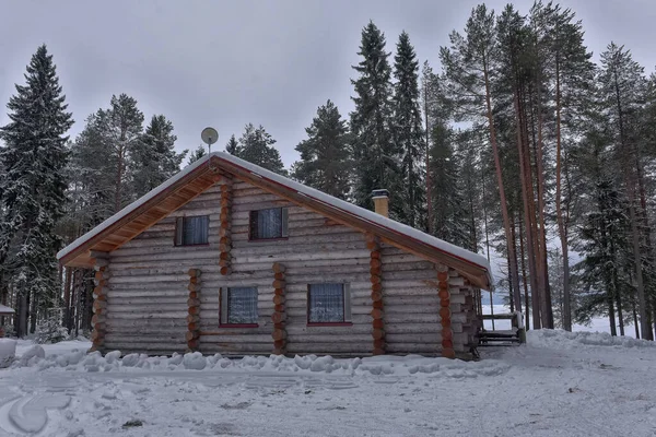 Holzhütte Aus Einem Blockhaus Einem Kiefernwald Winterlandschaft — Stockfoto