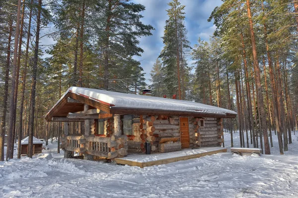 Holzhütte Aus Einem Blockhaus Einem Kiefernwald Winterlandschaft — Stockfoto