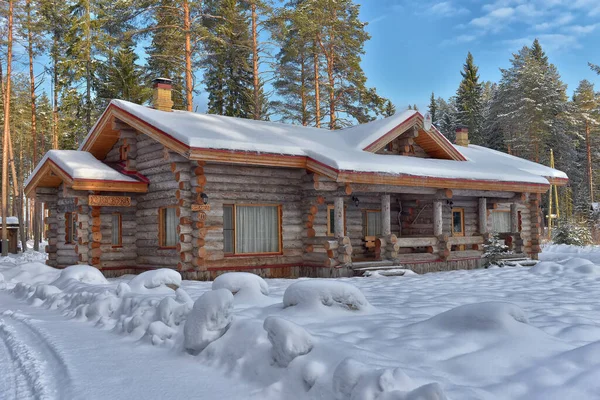 Wooden Cabin Log House Pine Forest Winter Landscape — Zdjęcie stockowe