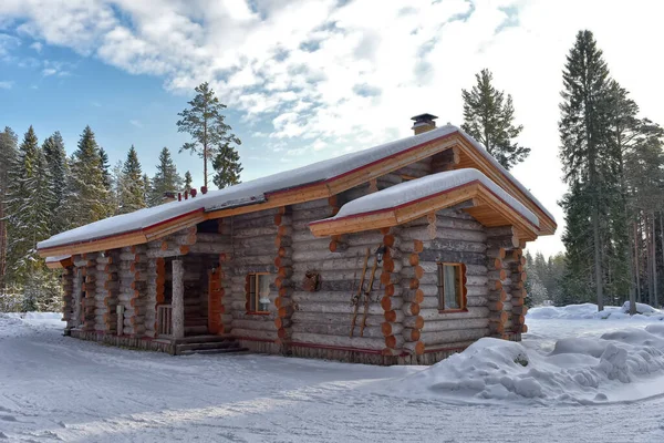 Holzhütte Aus Einem Blockhaus Einem Kiefernwald Winterlandschaft — Stockfoto