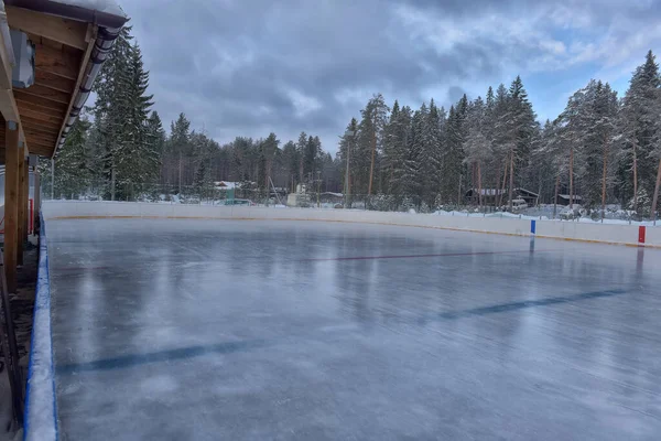 Pista Patinaje Bajo Cielo Abierto Inundado Hielo Invierno Vacío —  Fotos de Stock