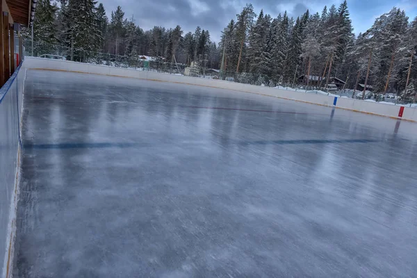 Pista Patinaje Bajo Cielo Abierto Inundado Hielo Invierno Vacío —  Fotos de Stock