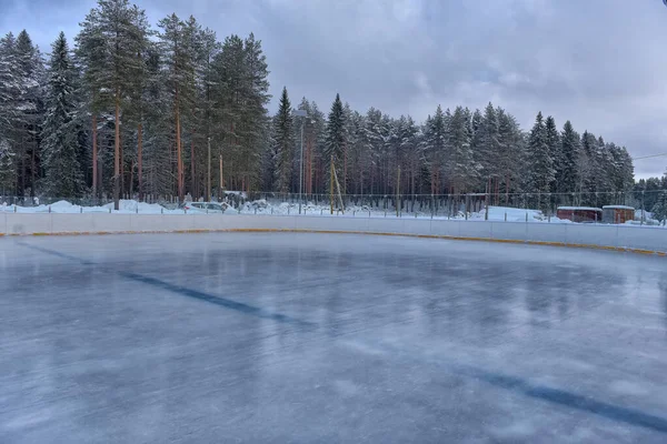 Pista Patinaje Bajo Cielo Abierto Inundado Hielo Invierno Vacío —  Fotos de Stock