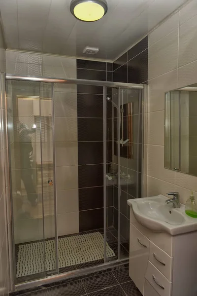 ロシアのホテルMedvezhyegorsk 2021のバスルームの内部にシャワーキャビン — ストック写真