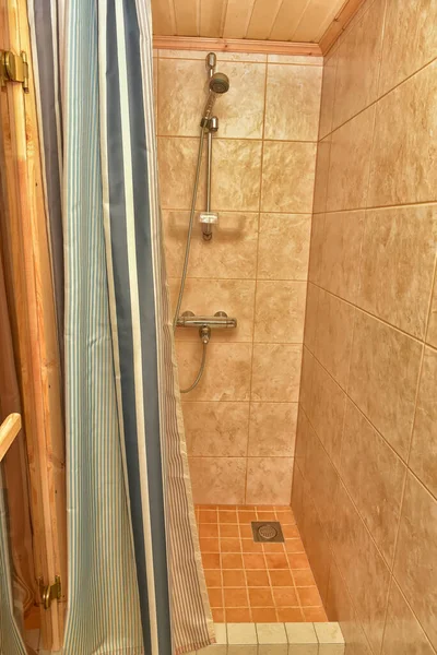 2021年3月20日 俄罗斯 日格尔斯克酒店浴室内部的淋浴房 — 图库照片