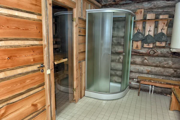 ロシアのホテルMedvezhyegorsk 2021のバスルームの内部にシャワーキャビン — ストック写真