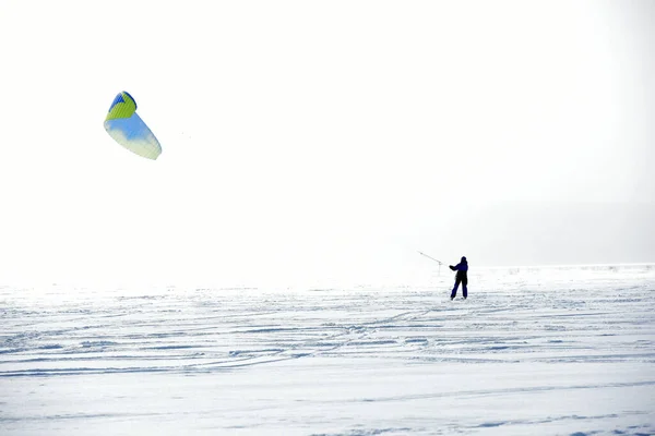 Petrozavodsk Russia 2021 训练运动员在彼得罗沃茨克奥涅加湖畔冬季阳光普照的日子进行风筝训练 — 图库照片