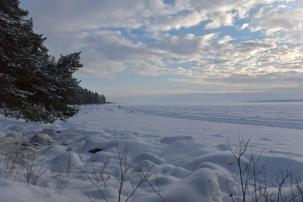 奥涅加湖在冬季被冰雪覆盖 — 图库照片