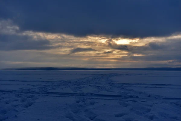 Захід Сонця Над Засніженою Поверхнею Озера Взимку — стокове фото