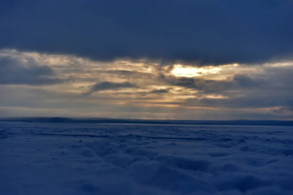 Sonnenuntergang Über Der Verschneiten Oberfläche Des Sees Winter — Stockfoto