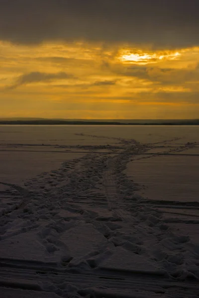 Puesta Sol Sobre Superficie Cubierta Nieve Del Lago Invierno —  Fotos de Stock