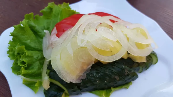 Salatalık Soğan Halkalı Domates Salatası — Stok fotoğraf