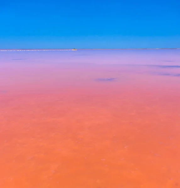 ピンク色の塩で塩湖と雲と青空 クリミア半島のサシュク シバシュピンク色の塩湖 夏の風景 — ストック写真