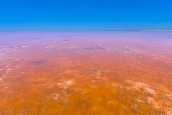 ピンク色の塩で塩湖と雲と青空 クリミア半島のサシュク シバシュピンク色の塩湖 夏の風景 — ストック写真