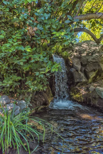克里米亚半岛雅尔塔市沃龙佐夫公园的人造瀑布 — 图库照片