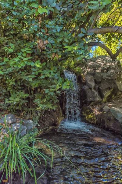 Konstgjort Vattenfall Vorontsov Park Staden Jalta Krimhalvön — Stockfoto