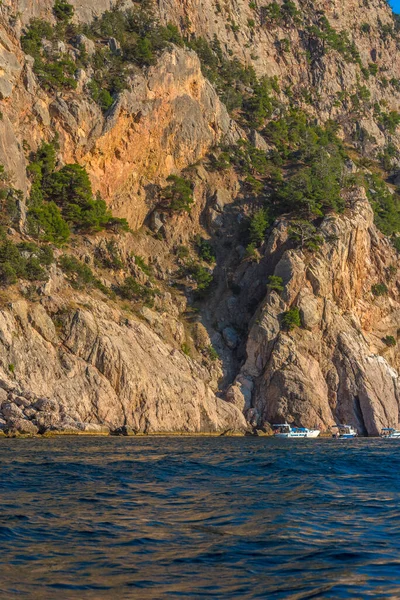 Schöne Aussicht Vom Wasser Auf Die Gelbe Und Orangefarbene Krimgebirgslandschaft — Stockfoto