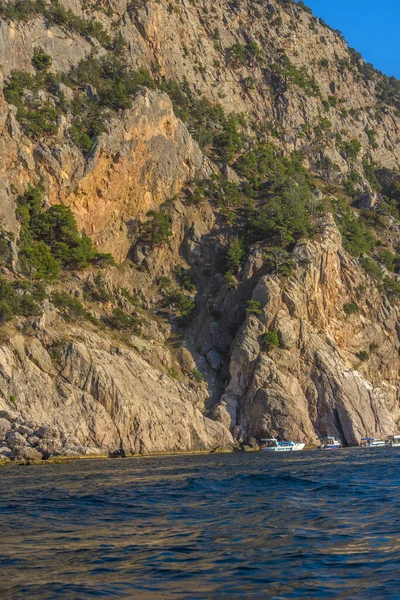 Schöne Aussicht Vom Wasser Auf Die Gelbe Und Orangefarbene Krimgebirgslandschaft — Stockfoto