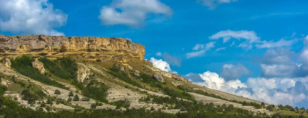 白い岩やベラヤ Scala の美しい風景 ロック クリミア 青空の背景に Belogorsky — ストック写真