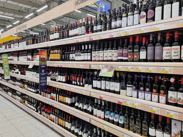 Rusia San Petersburgo 2021 Estantes Vino Supermercado — Foto de Stock