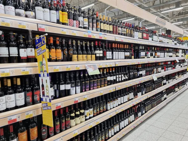 Rosja Sankt Petersburg 2021 Stojaki Wino Supermarkecie — Zdjęcie stockowe