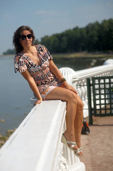 Brunette Vrouw Korte Broek Blouse Zomer Dijk — Stockfoto