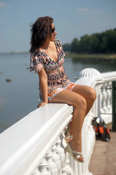 Brunette Woman Shorts Blouse Summer Embankment — Stock Photo, Image